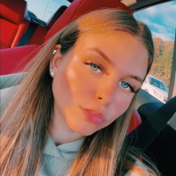 Meet your Posher, Adrianna - Picture 2 of 2